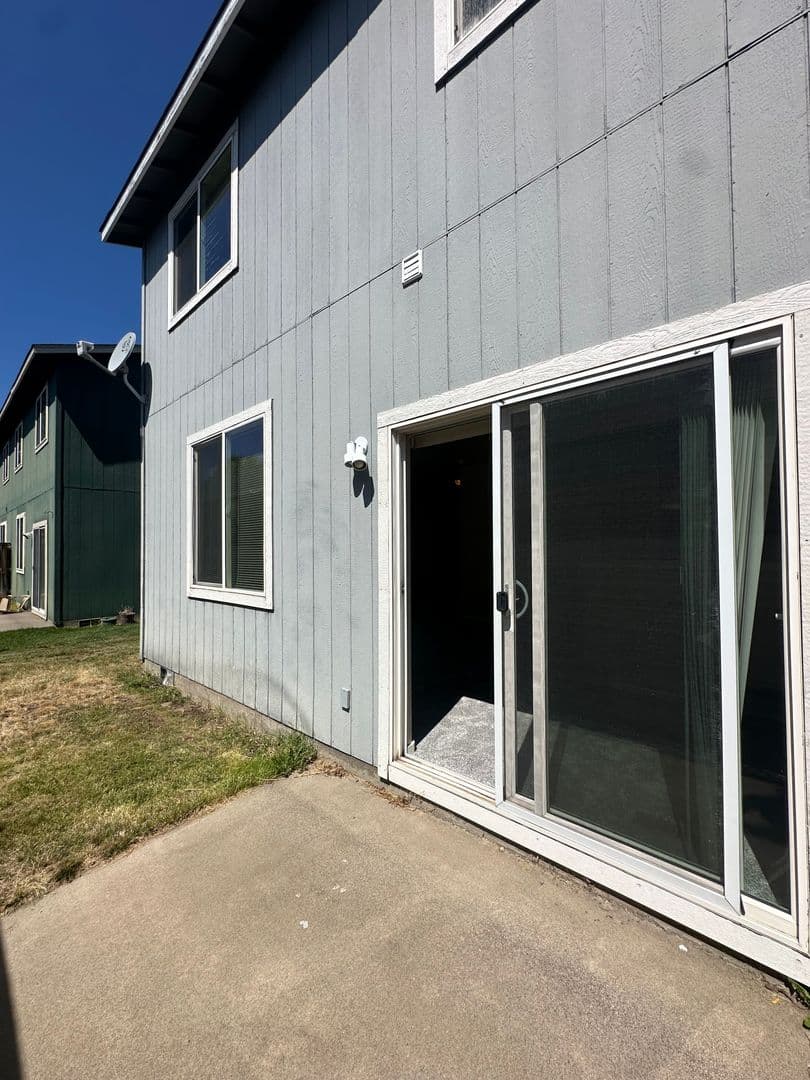 Bend Apartment: 20047 Beth Ave