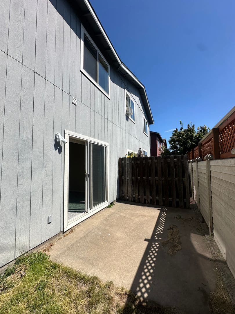 Bend Apartment: 20047 Beth Ave