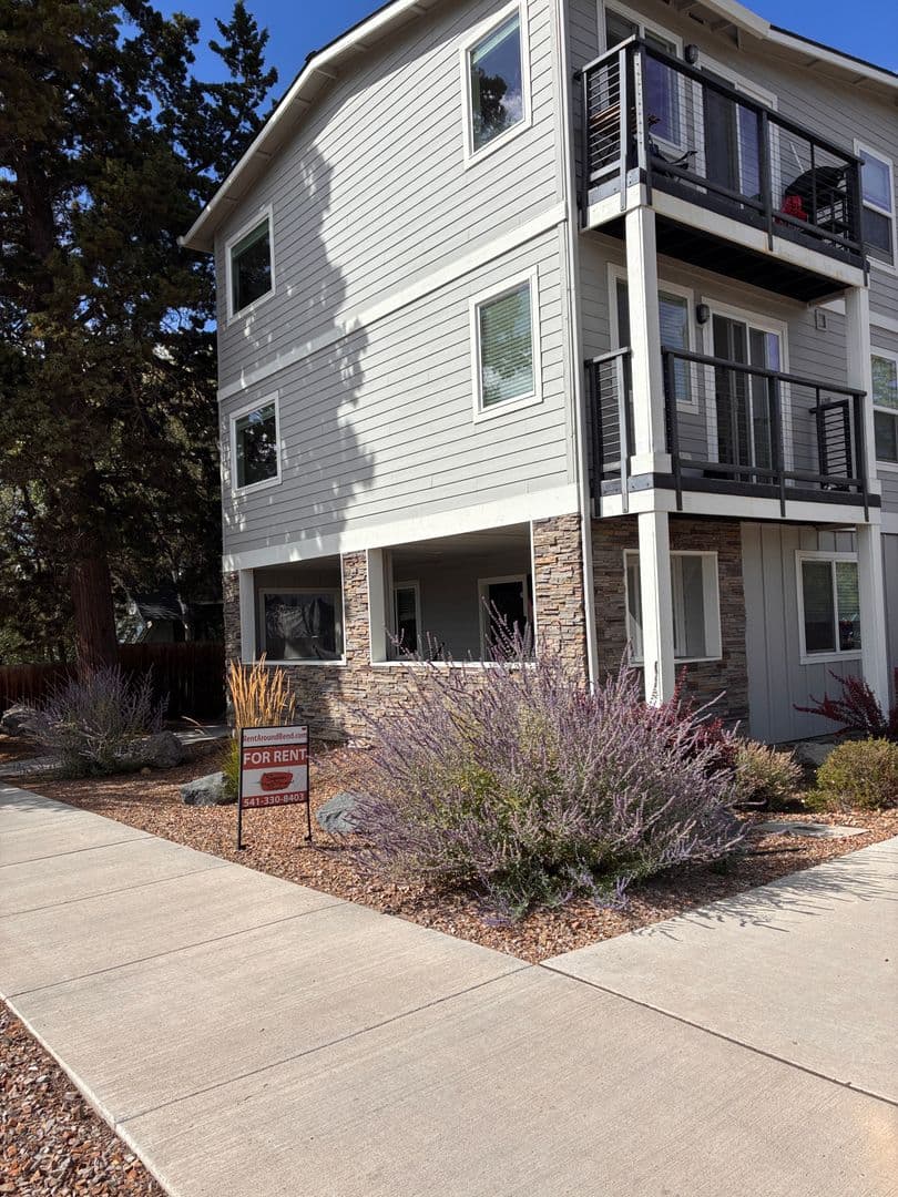 Bend Apartment: 1419 NW 8th St.