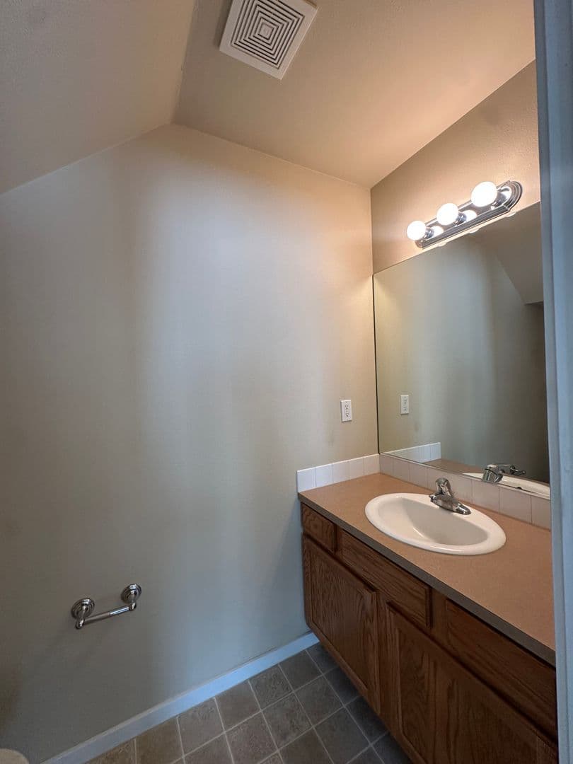 Bend Apartment: 20047 Beth Ave