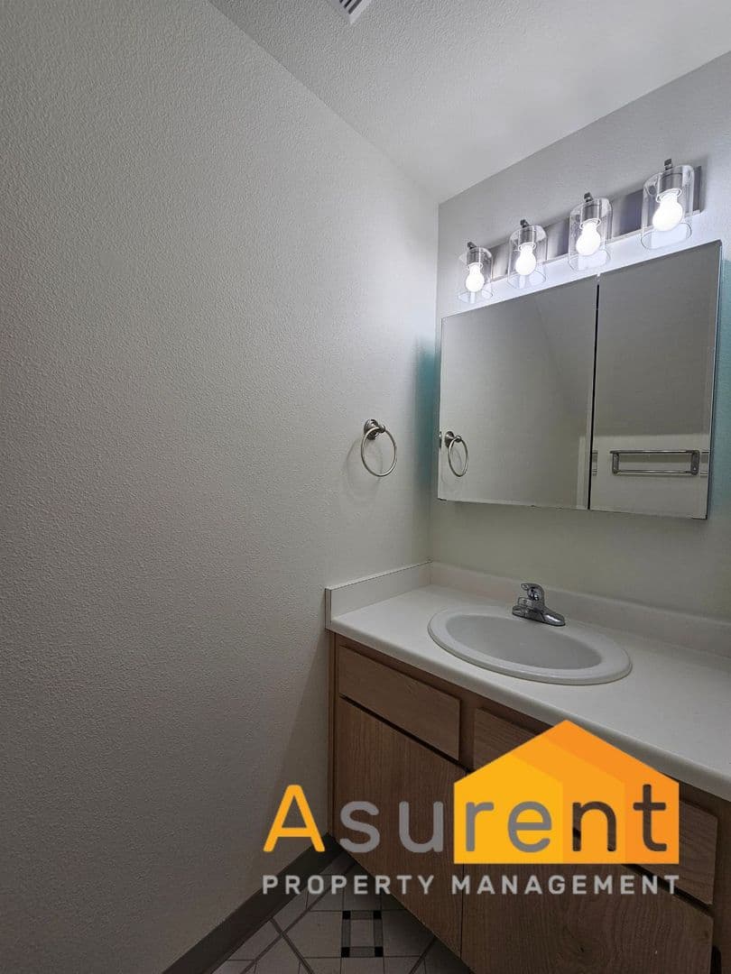 Medford Townhome: 1800 Crater Lake