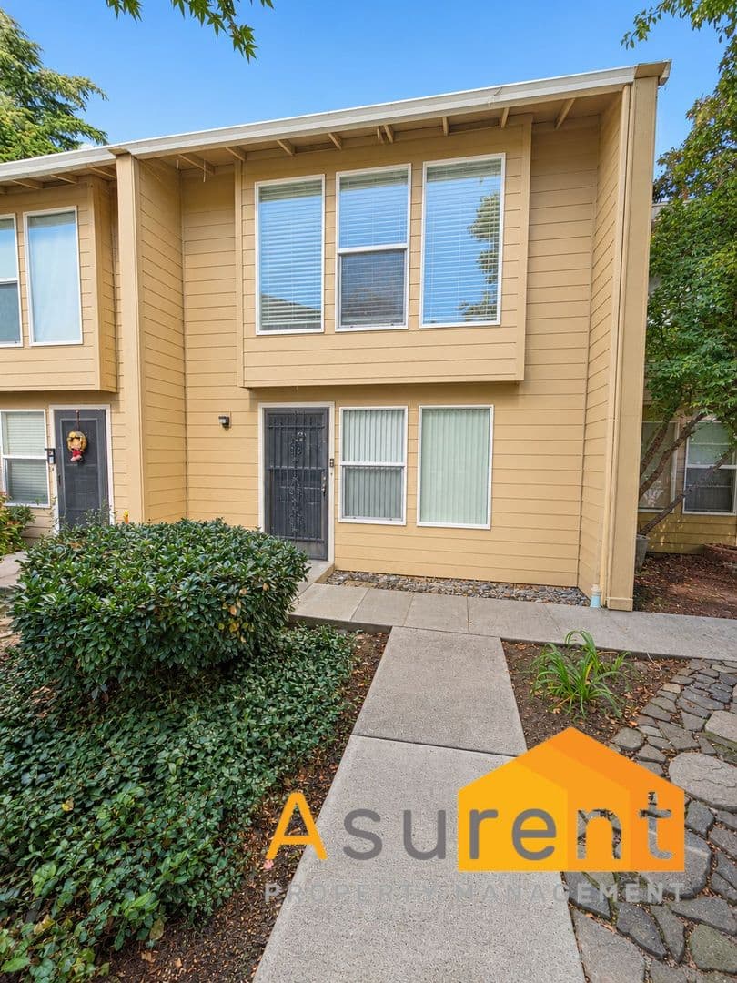 Medford Townhome: 1800 Crater Lake