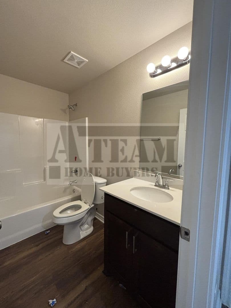 Mabank House: 18227 County Road 4001