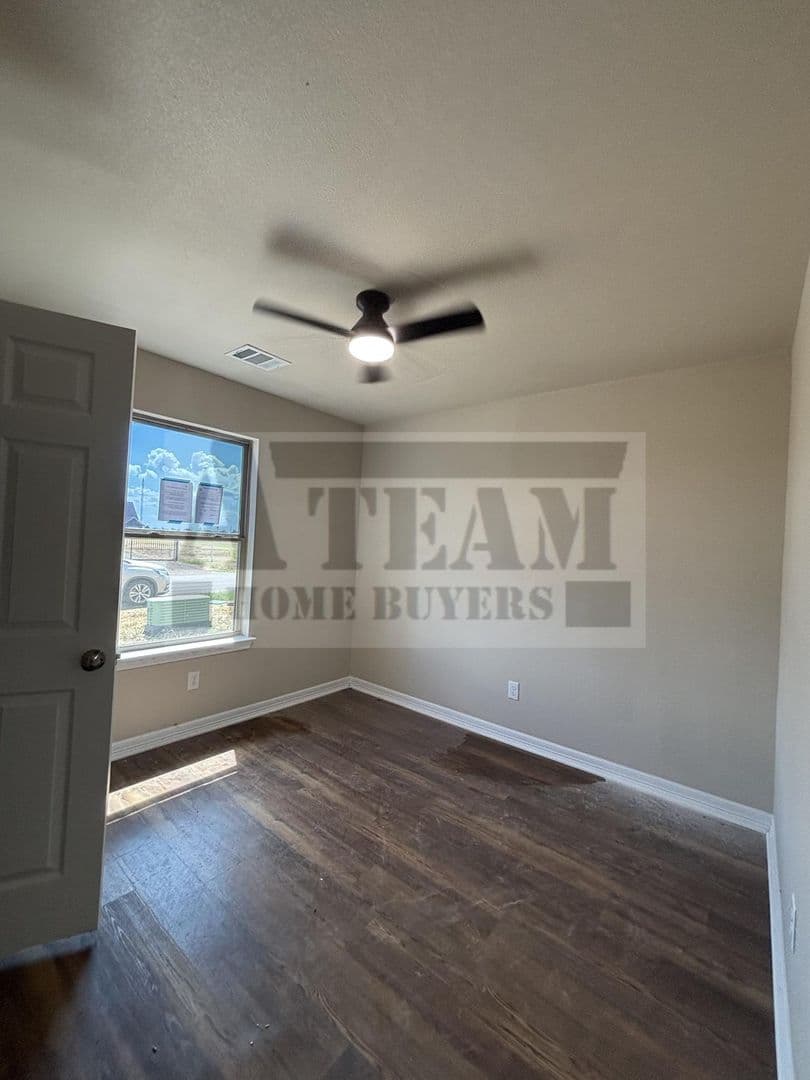 Mabank House: 18227 County Road 4001