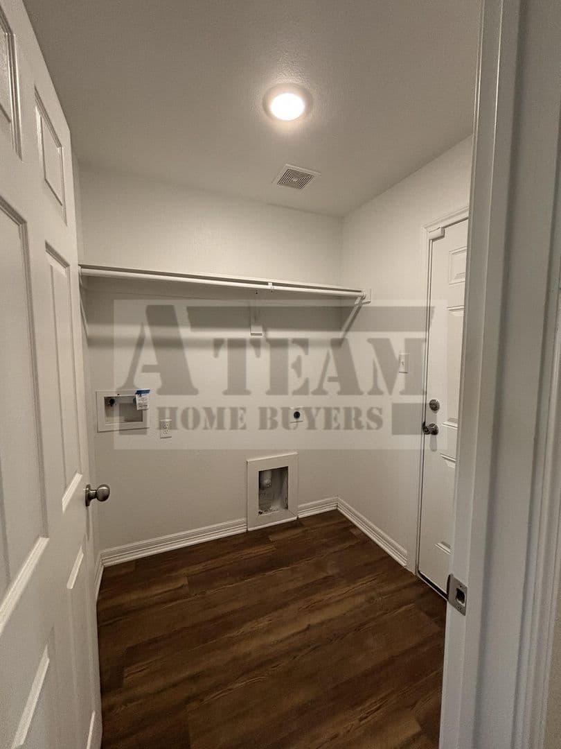 Mabank House: 18227 County Road 4001