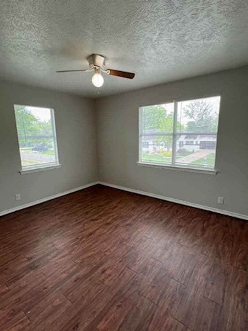 Groves Apartment: 25th Street
