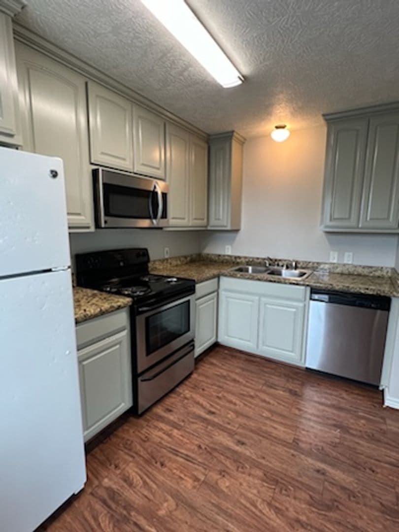 Groves Apartment: 25th Street