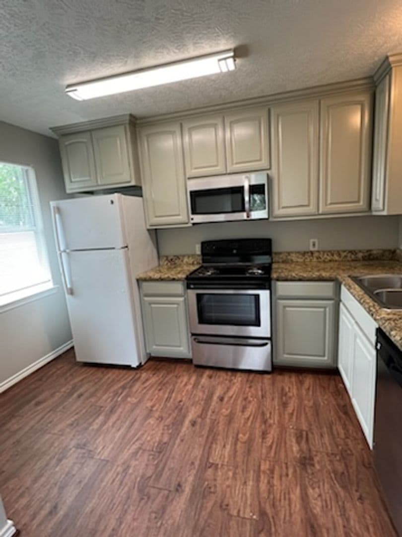 Groves Apartment: 25th Street