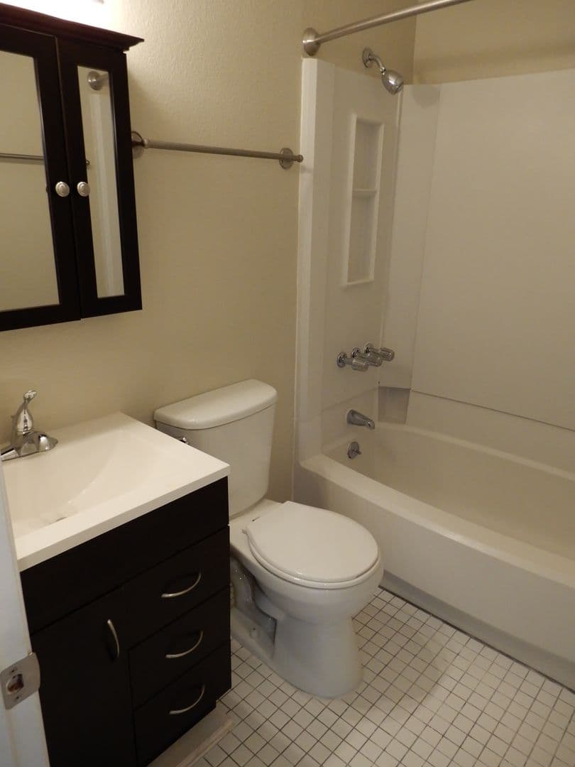 Overland Park Apartment: 7620 Shawnee Mission Pkwy