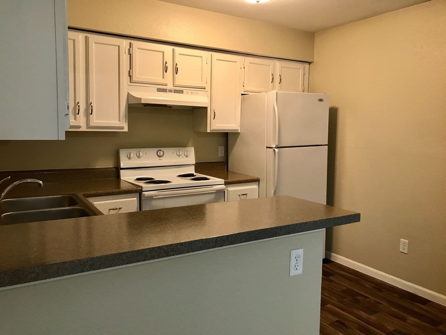 Overland Park Apartment: 7620 Shawnee Mission Pkwy