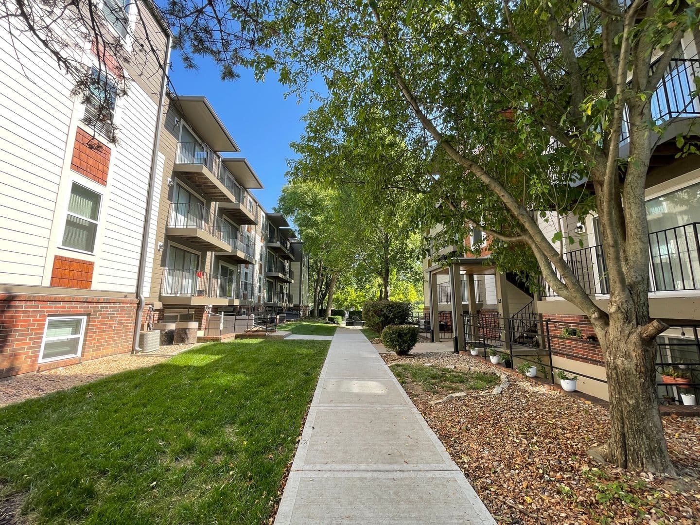 Overland Park Apartment: 7620 Shawnee Mission Pkwy