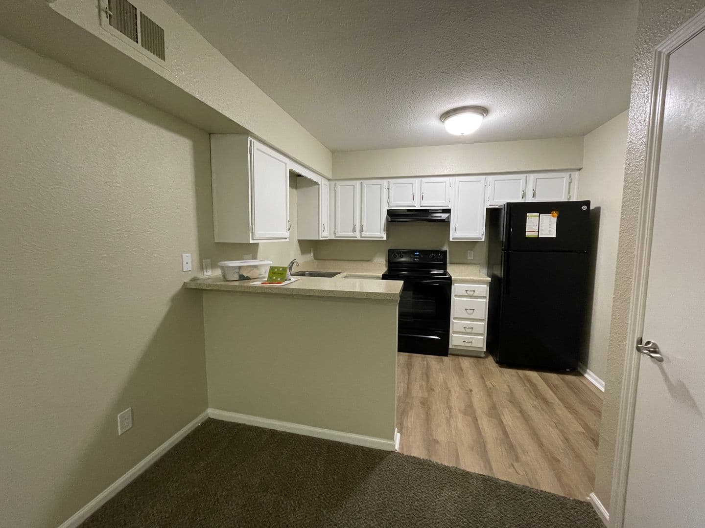 Overland Park Apartment: 7620 Shawnee Mission Pkwy