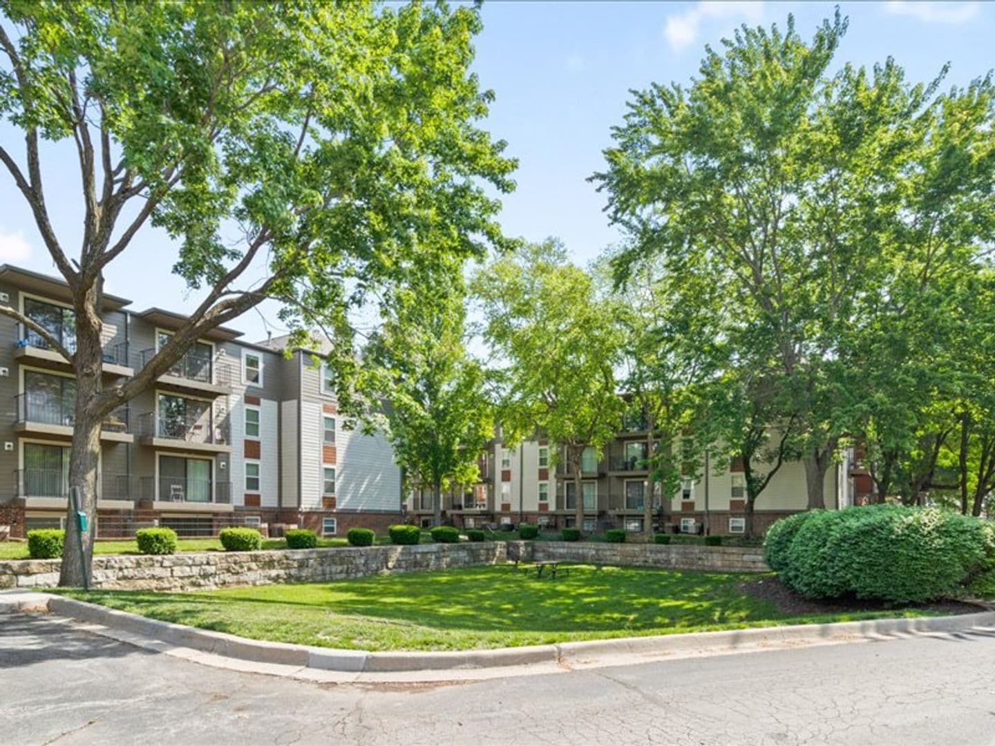 Overland Park Apartment: 7620 Shawnee Mission Pkwy
