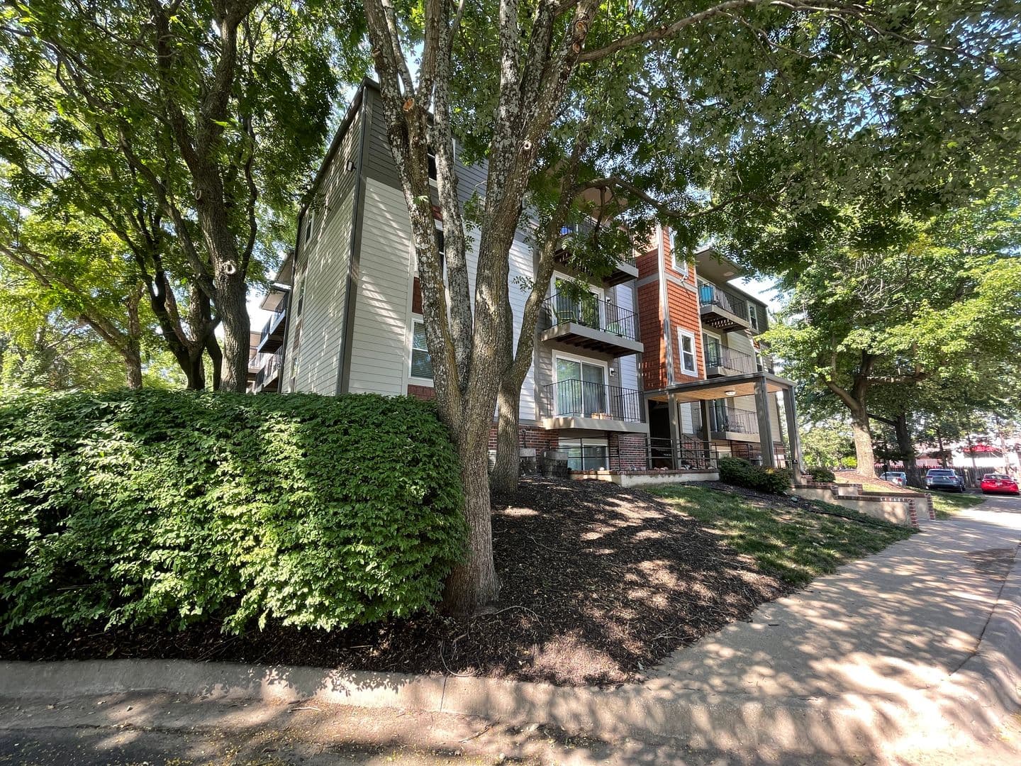 Overland Park Apartment: 7620 Shawnee Mission Pkwy