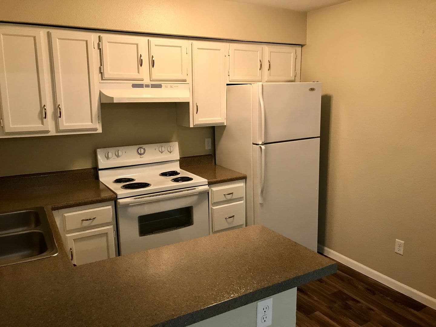 Overland Park Apartment: 7620 Shawnee Mission Pkwy