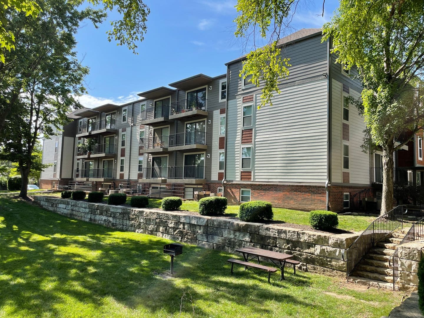 Overland Park Apartment: 7620 Shawnee Mission Pkwy