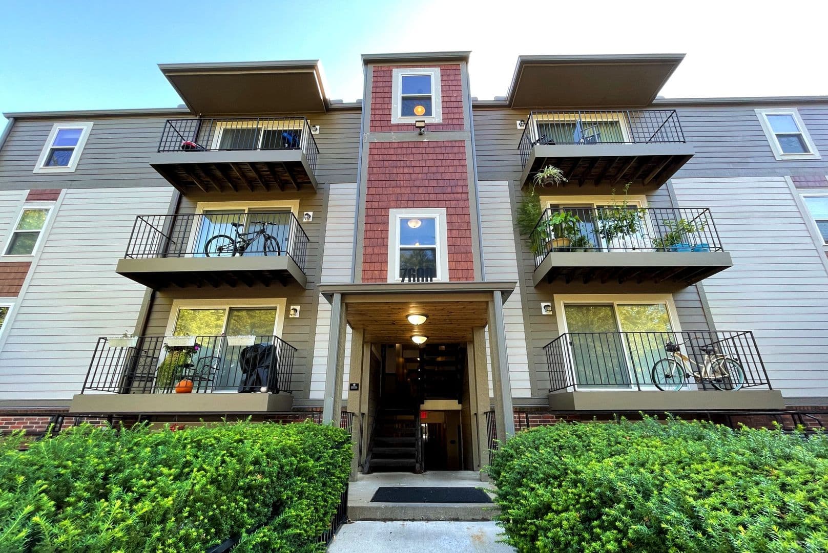 Overland Park Apartment: 7620 Shawnee Mission Pkwy