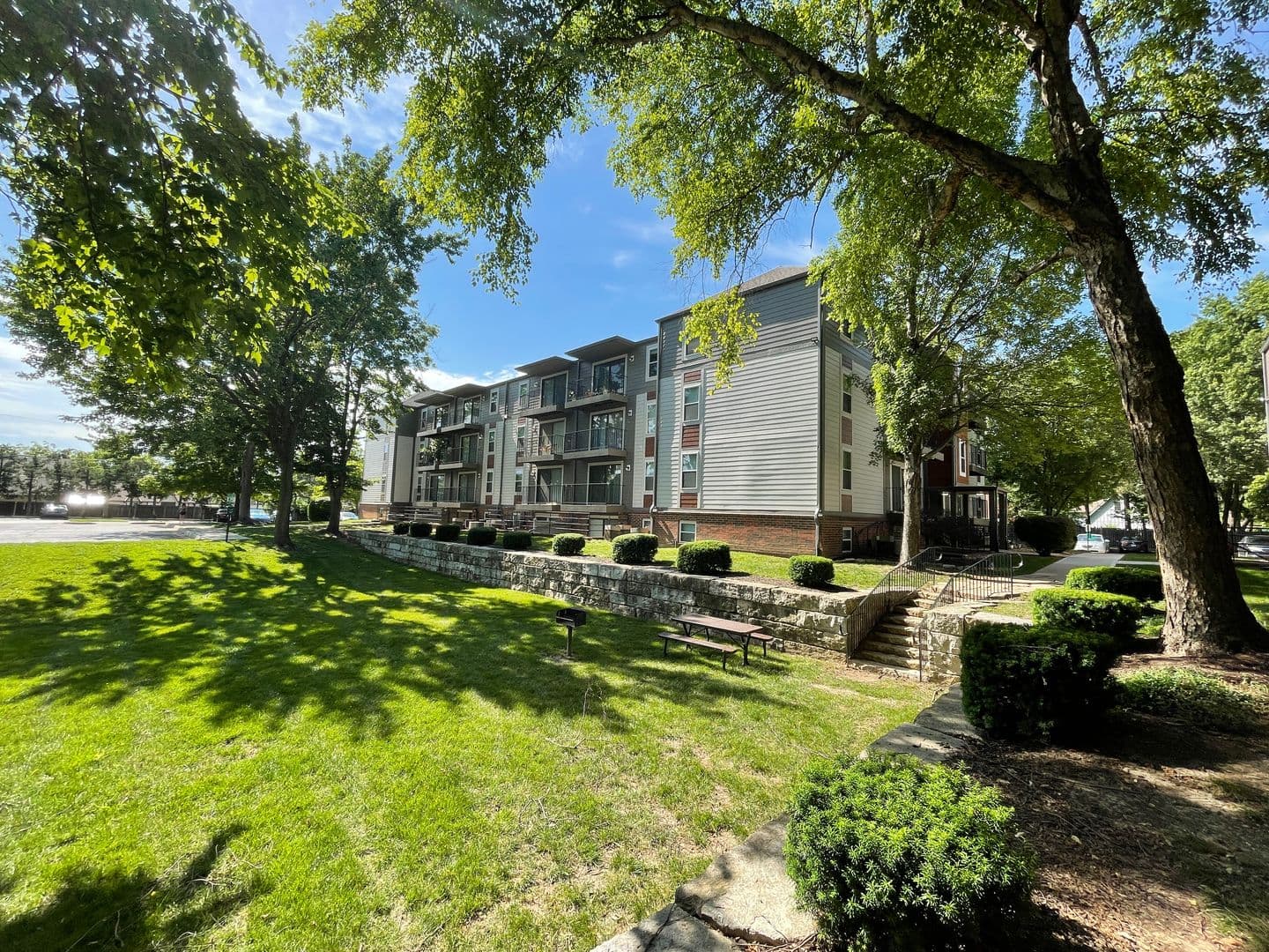Overland Park Apartment: 7620 Shawnee Mission Pkwy