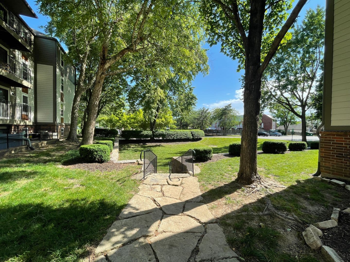 Overland Park Apartment: 7620 Shawnee Mission Pkwy