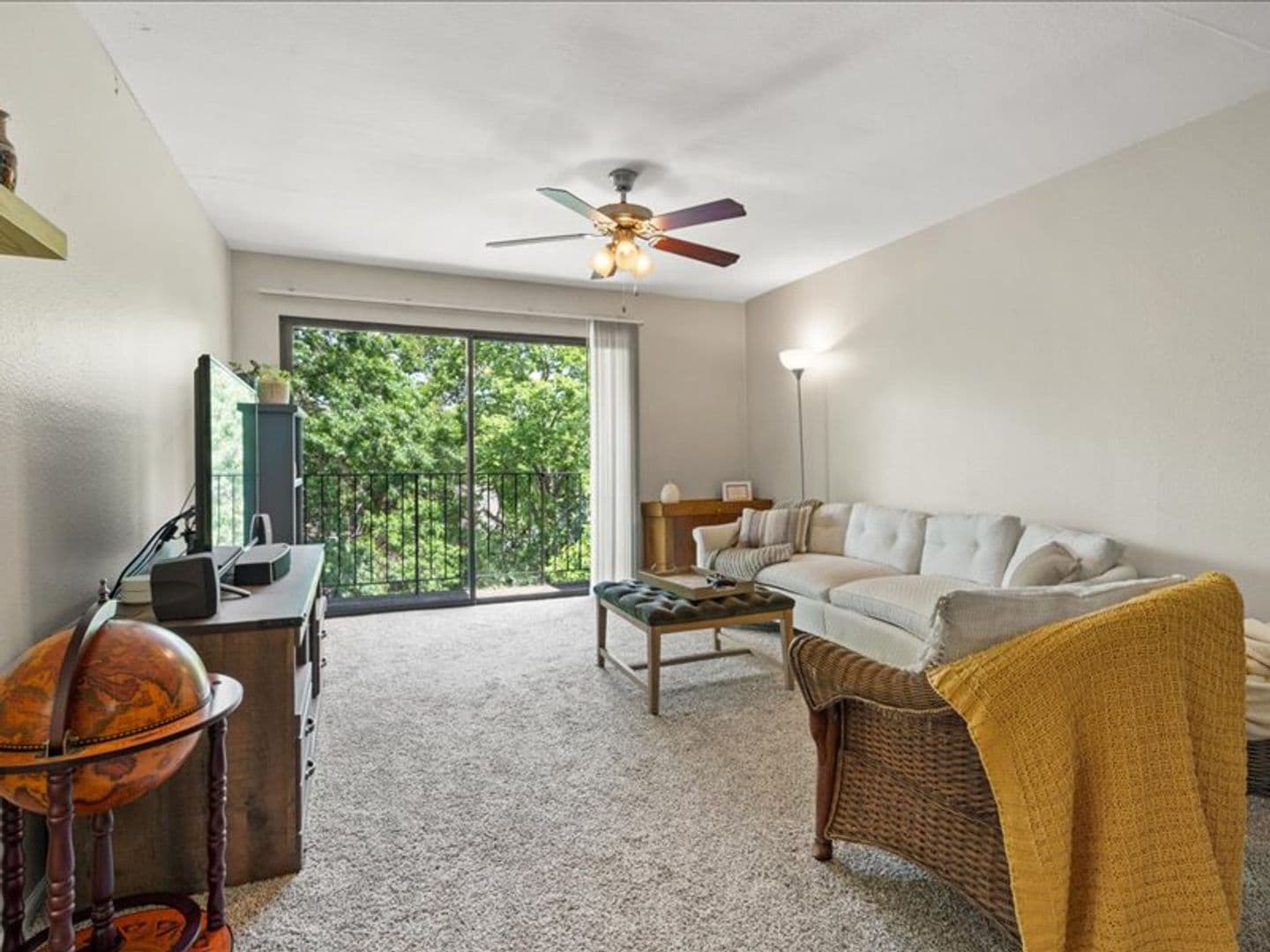 Overland Park Apartment: 7620 Shawnee Mission Pkwy