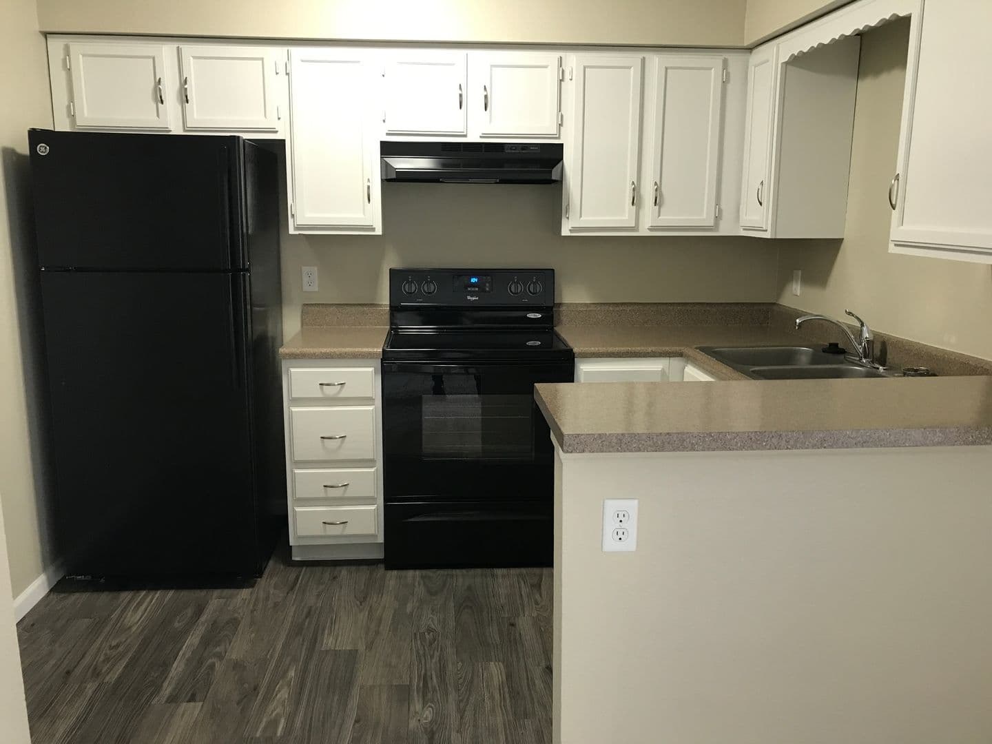 Overland Park Apartment: 7620 Shawnee Mission Pkwy