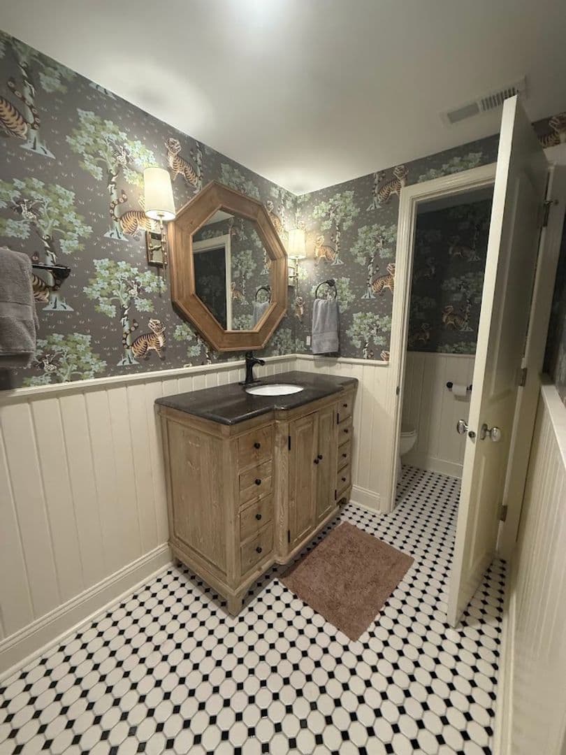 Andover House: 508 W Harry