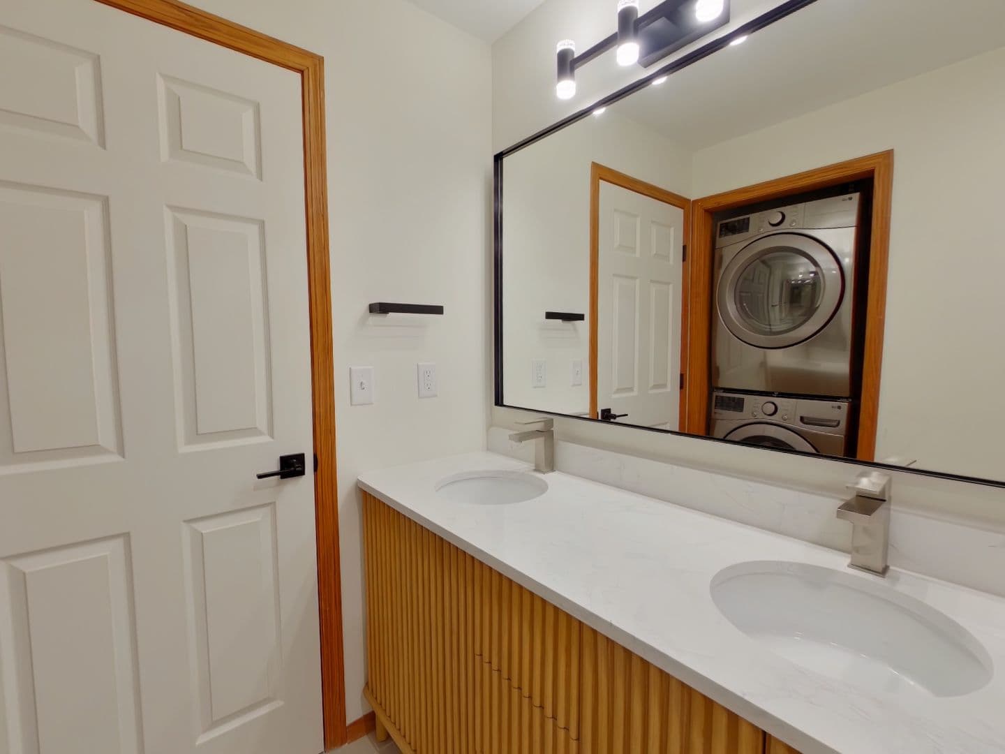 Wichita Apartment: 1401 E Douglas Ave, Apt B