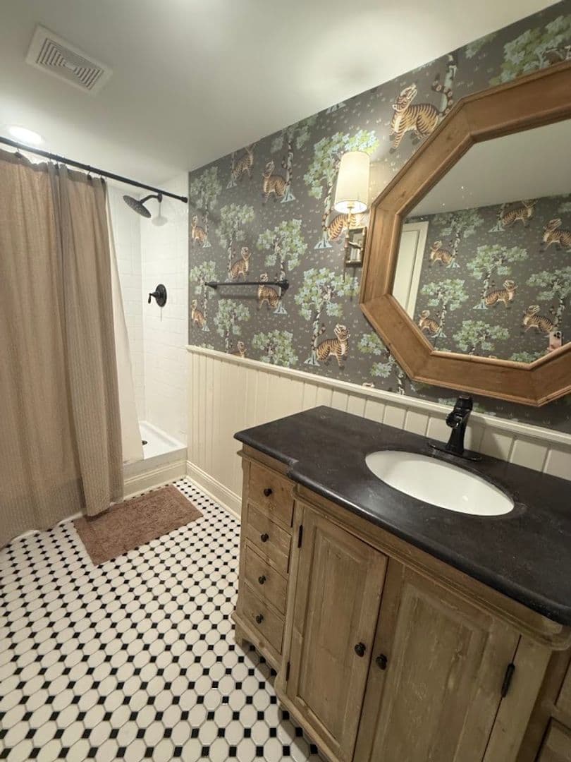 Andover House: 508 W Harry