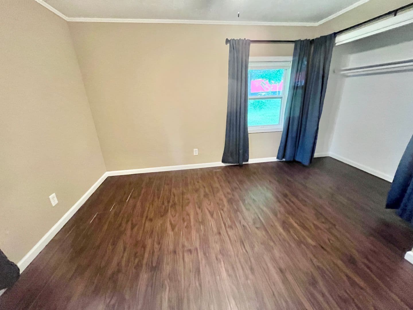 Oakwood Apartment: 4415 Oak Street