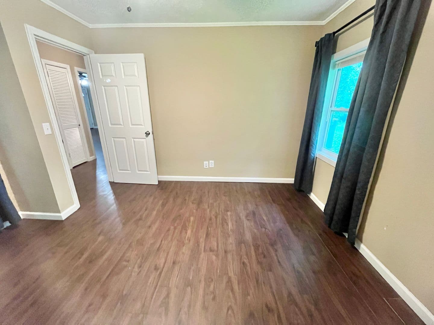 Oakwood Apartment: 4415 Oak Street