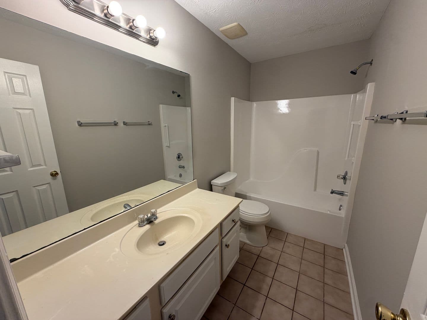 Tucker Apartment: Simonton Ct