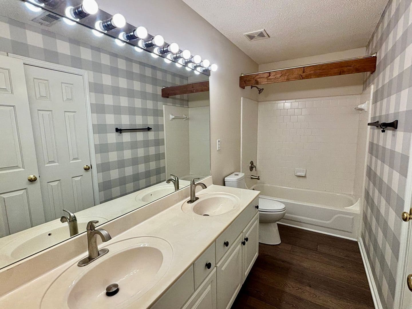Johns Creek House: 10920 Glenbarr Drive