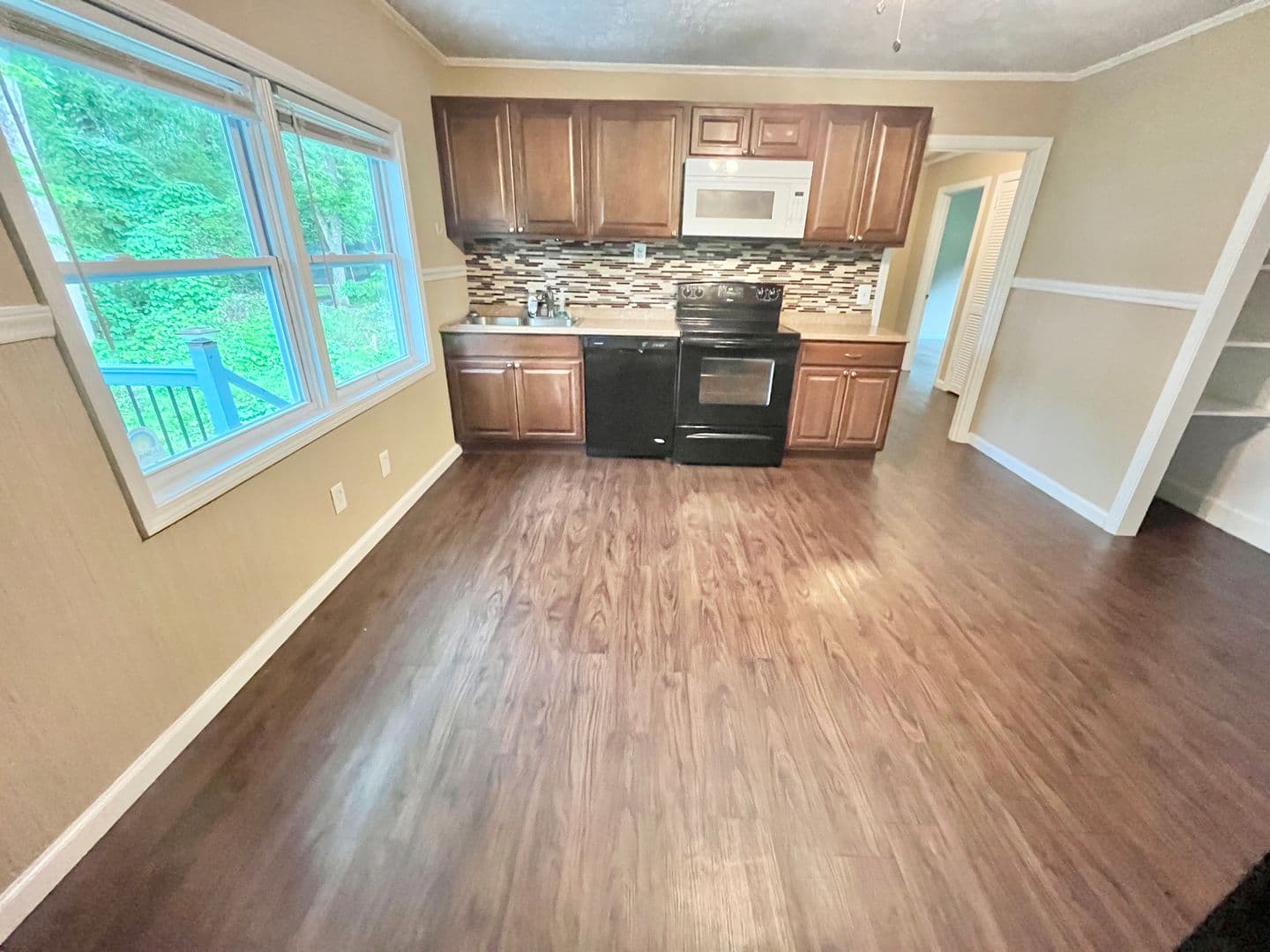Oakwood Apartment: 4415 Oak Street