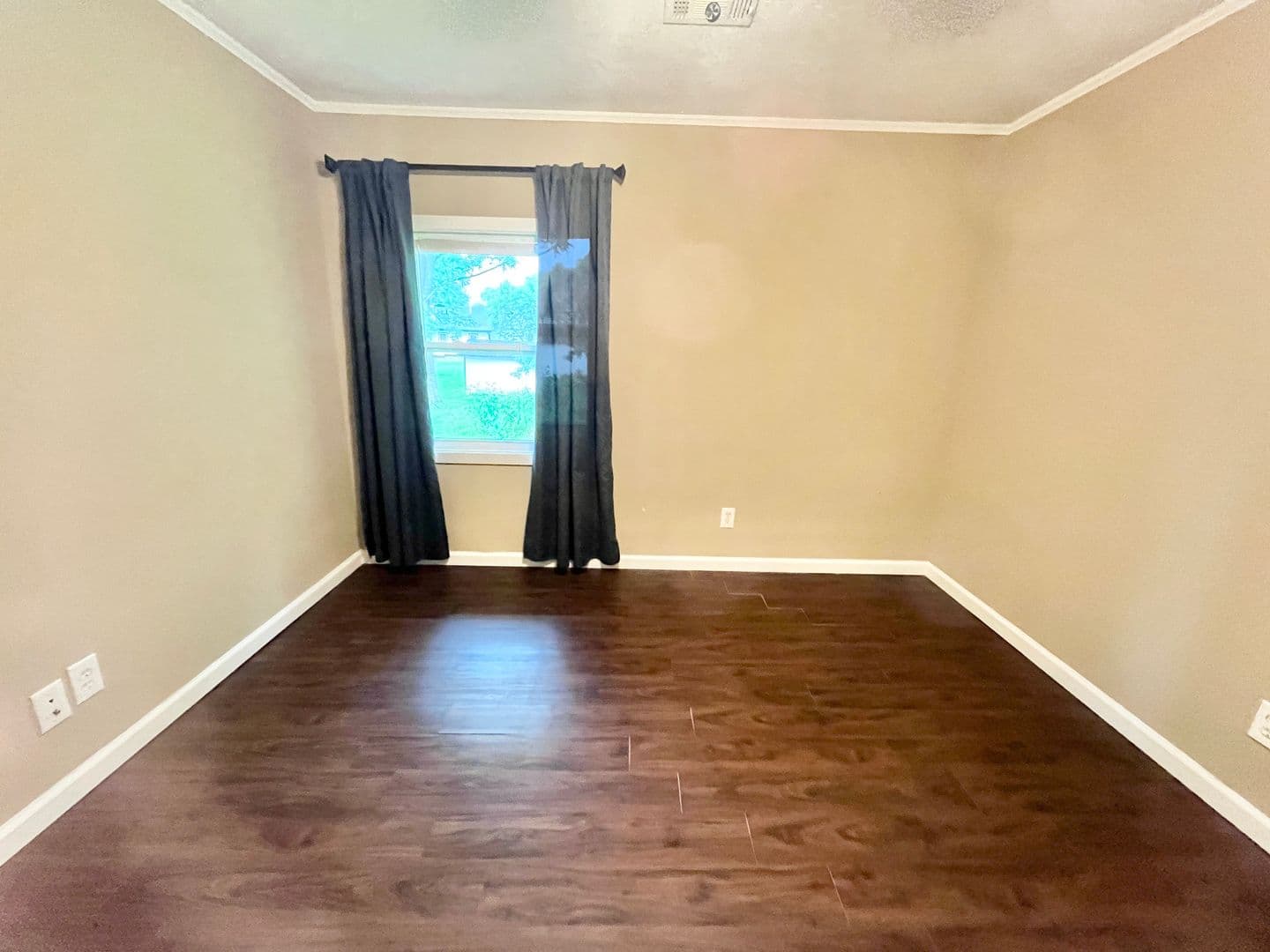 Oakwood Apartment: 4415 Oak Street