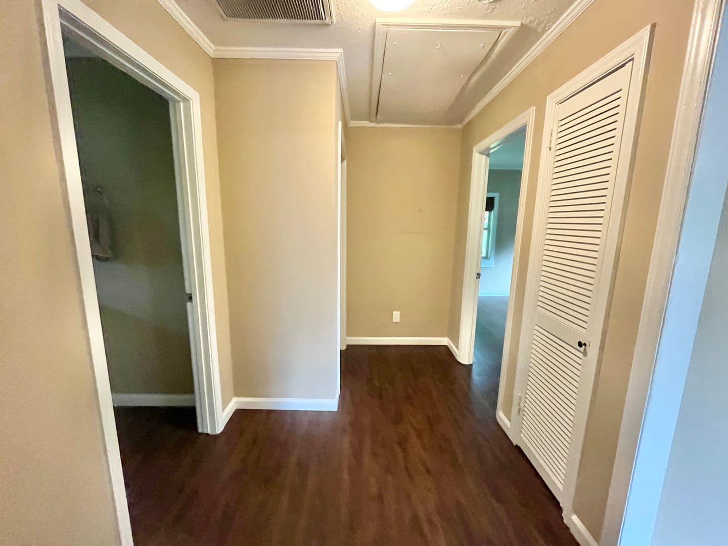 Oakwood Apartment: 4415 Oak Street