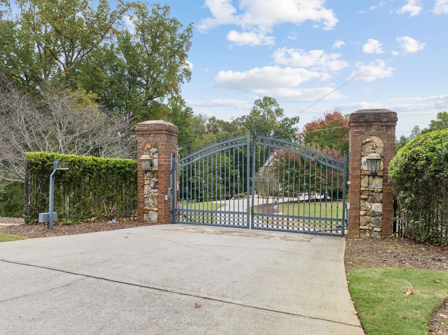 Buford House: 6031 Shadburn Ferry Rd.