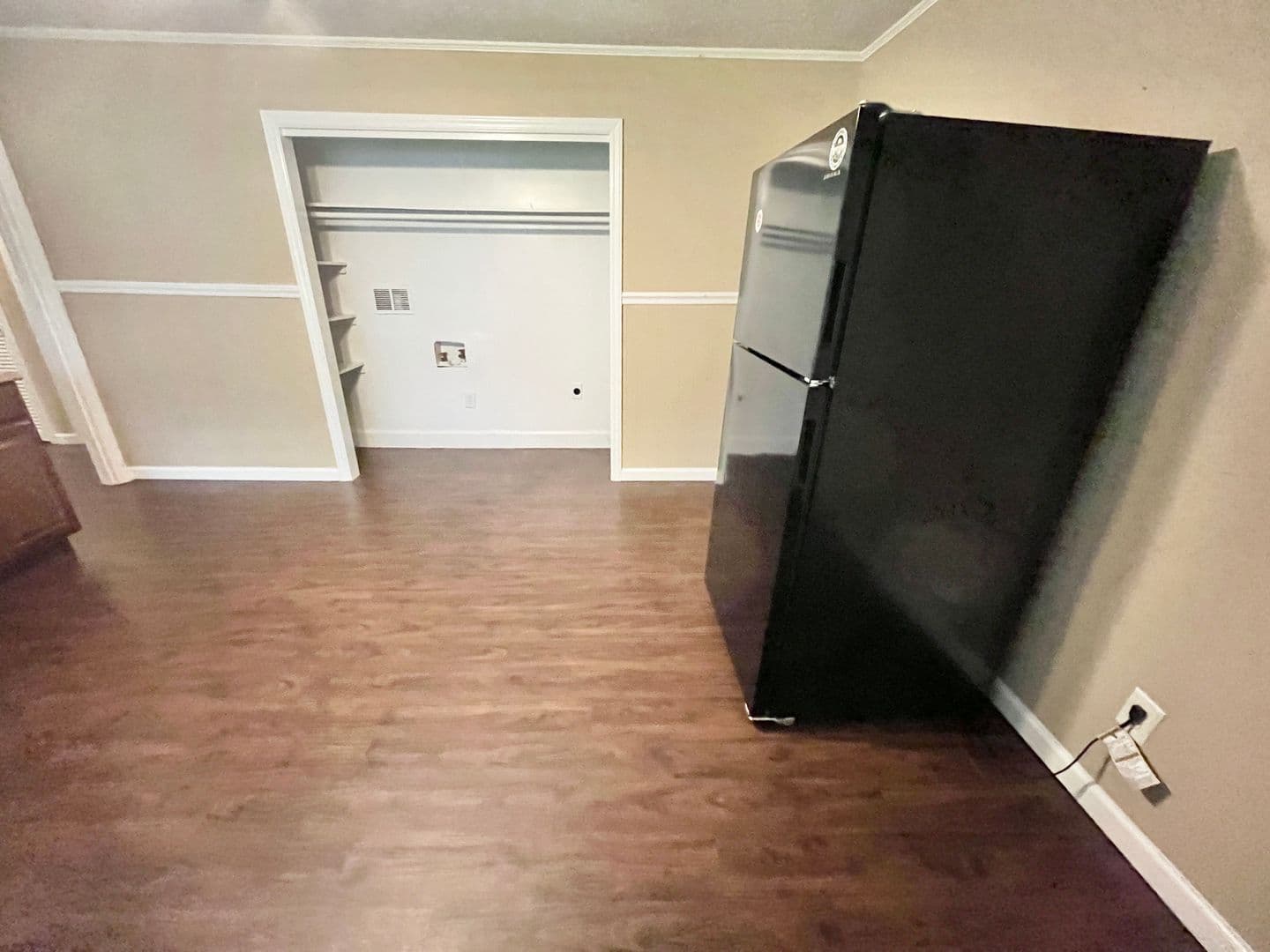Oakwood Apartment: 4415 Oak Street