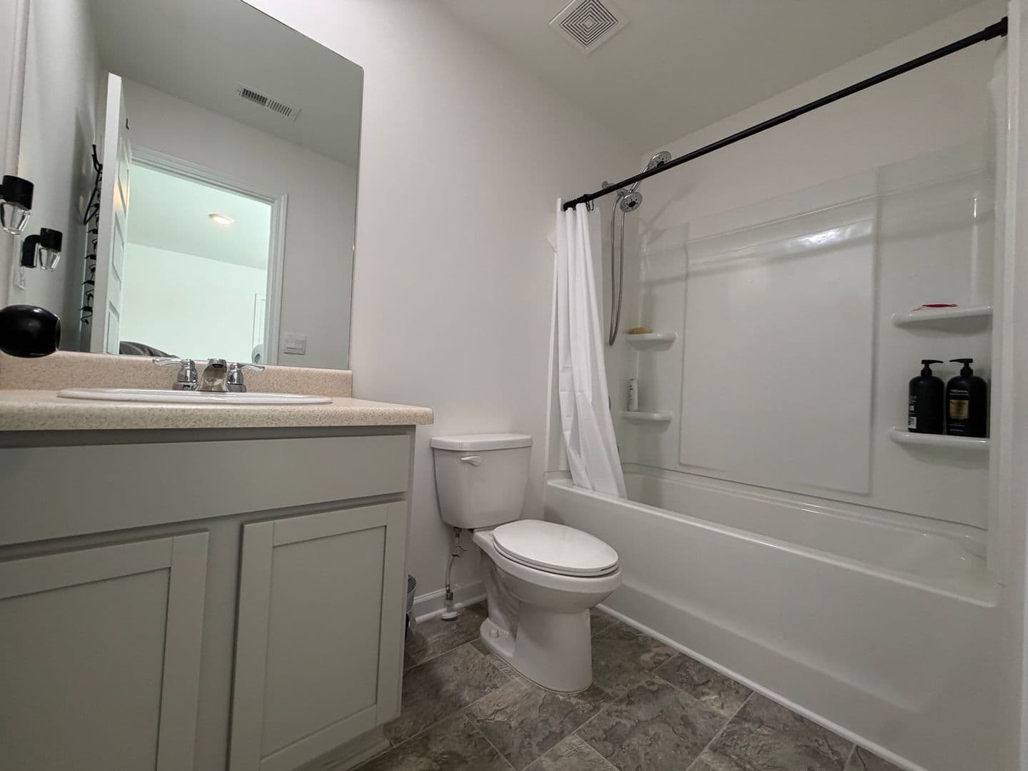 Loganville House: 649 Azalea Bloom Dr.