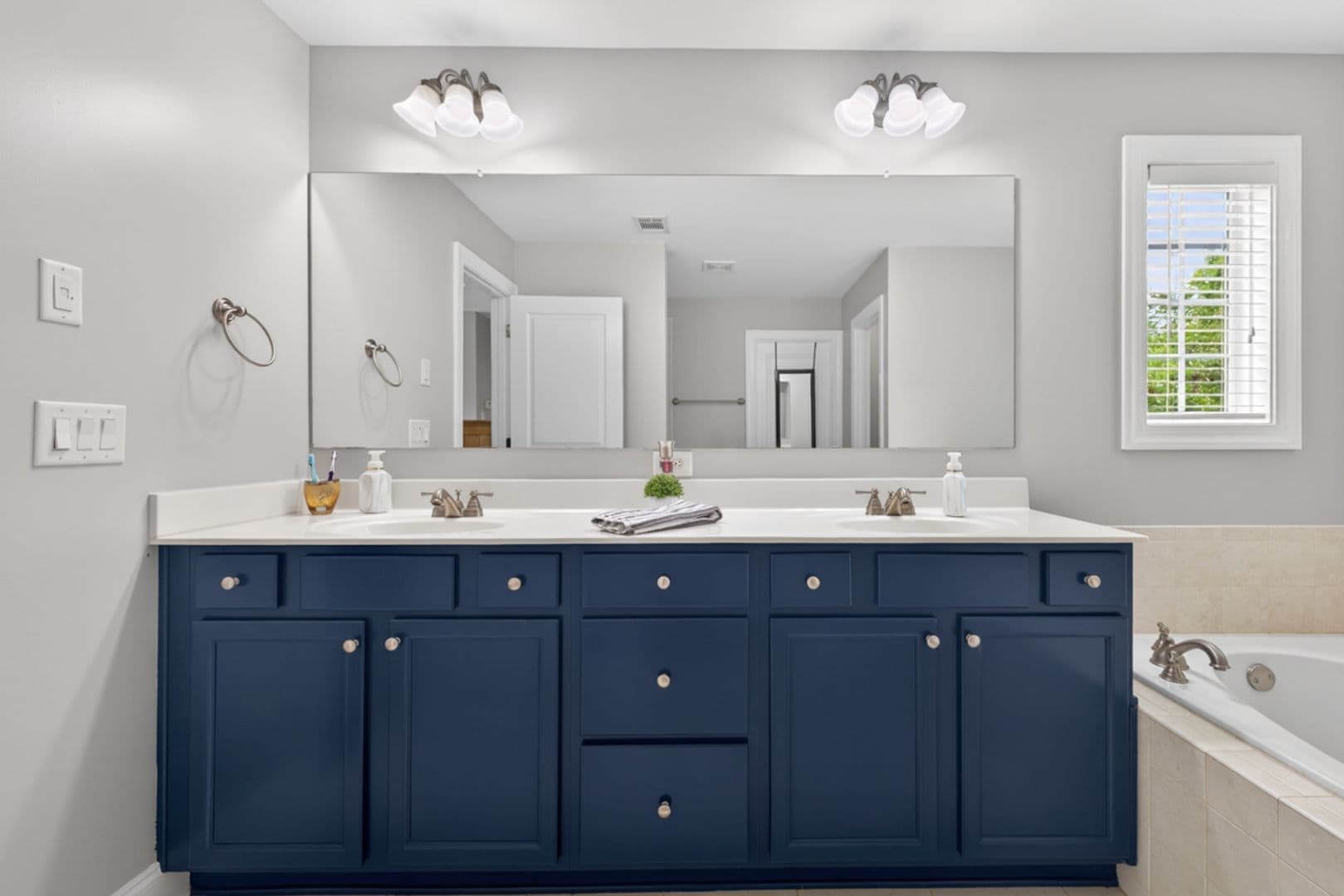 Flowery Branch House: 7819 Brass Lantern Dr.