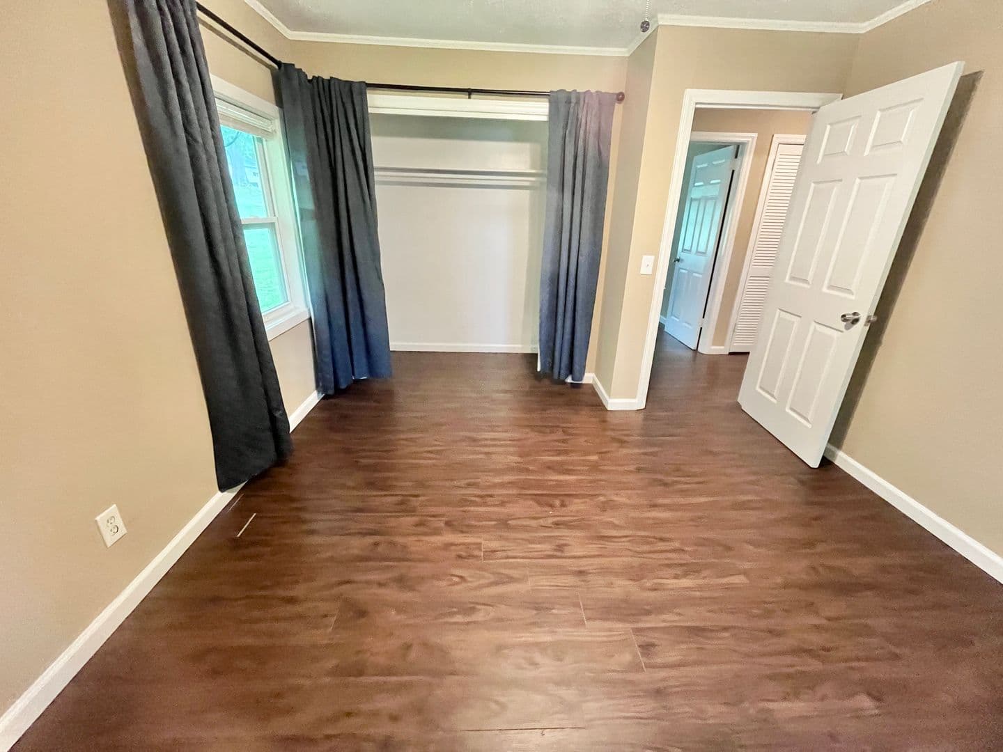 Oakwood Apartment: 4415 Oak Street