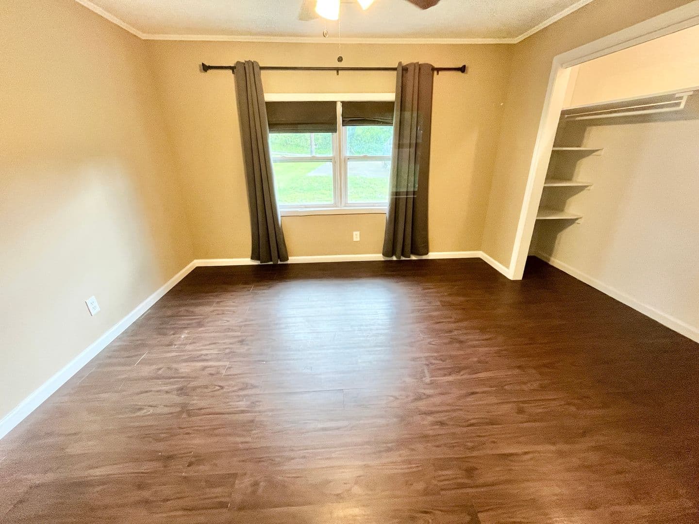 Oakwood Apartment: 4415 Oak Street