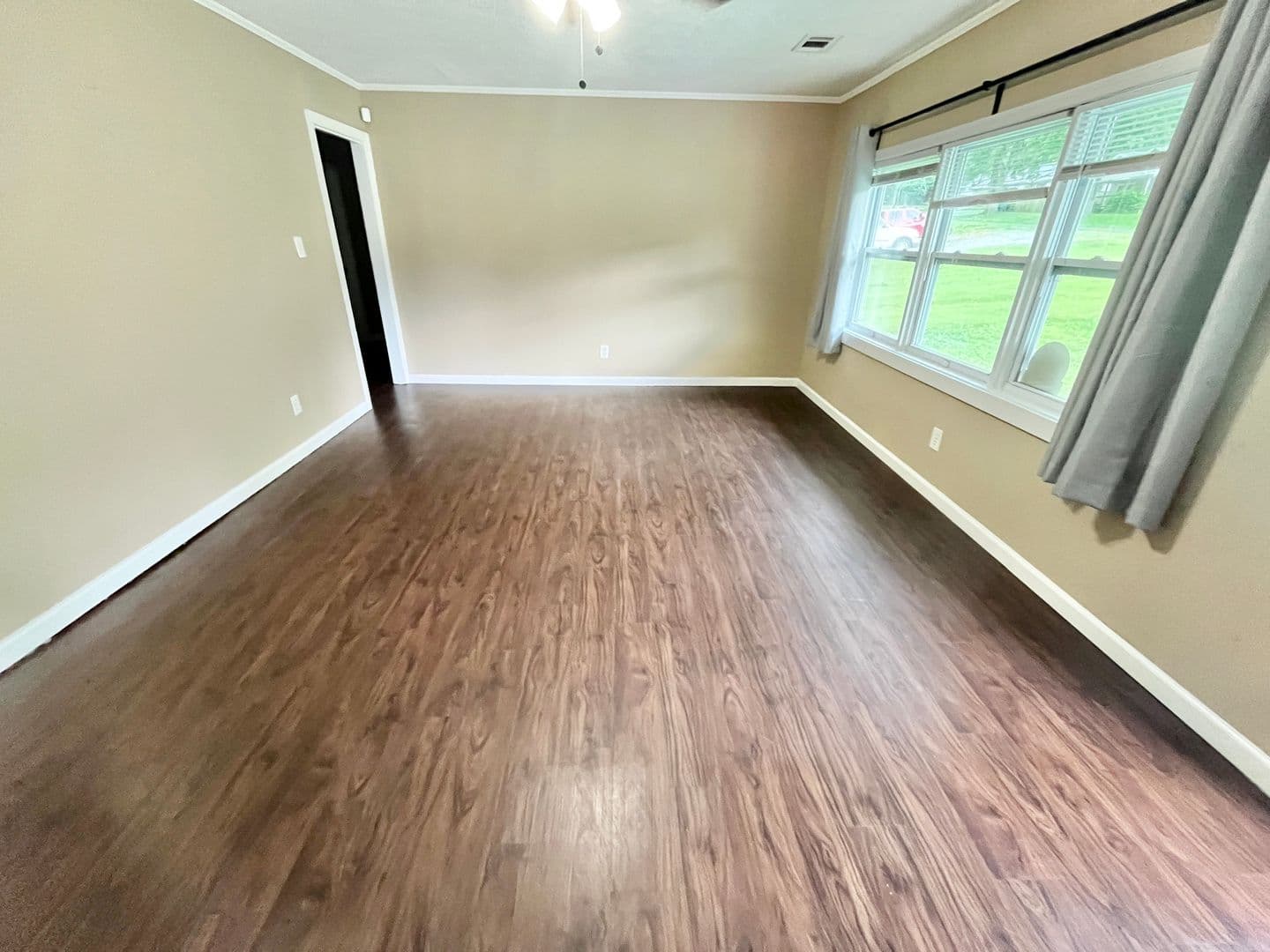 Oakwood Apartment: 4415 Oak Street