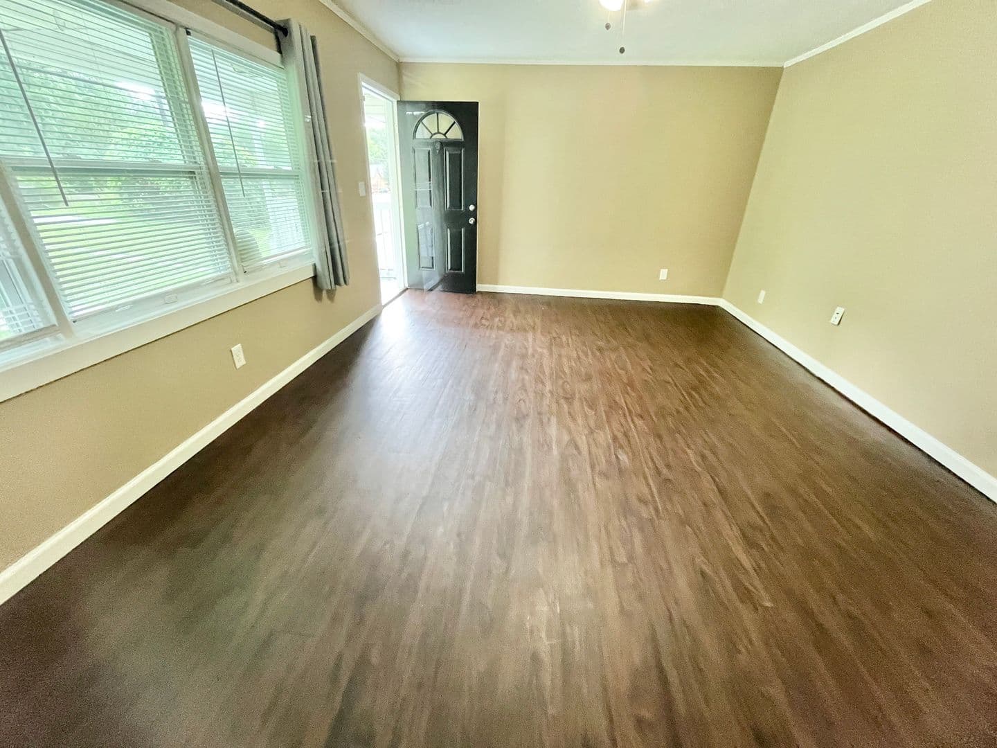 Oakwood Apartment: 4415 Oak Street