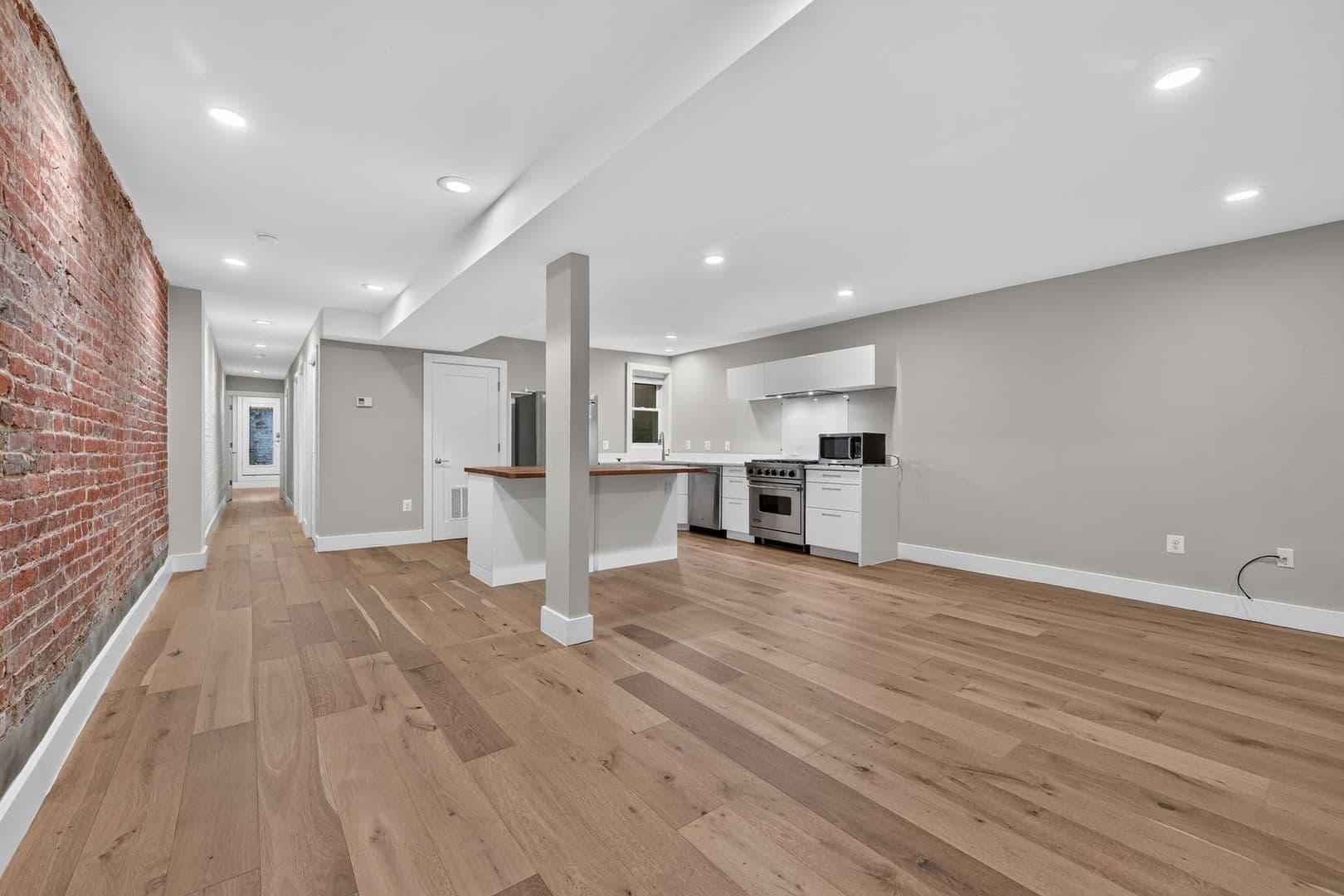 Washington Apartment: 1680 Irving St NW