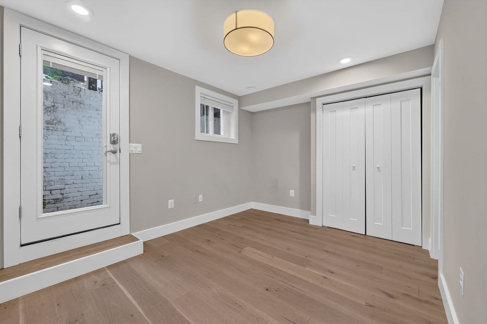 Washington Apartment: 1680 Irving St NW