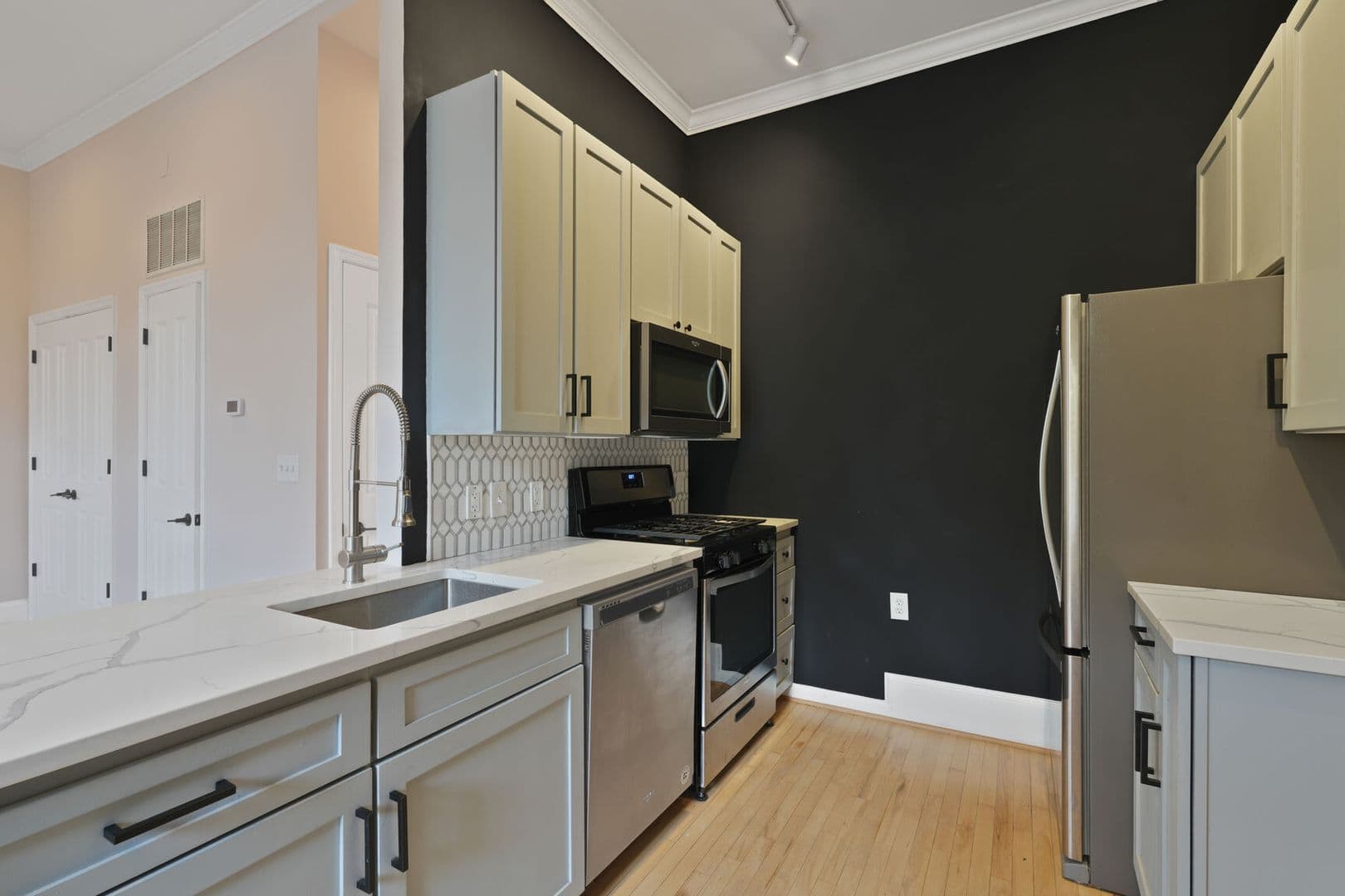 Washington Condo: 20 Logan Cir NW Unit 1-1