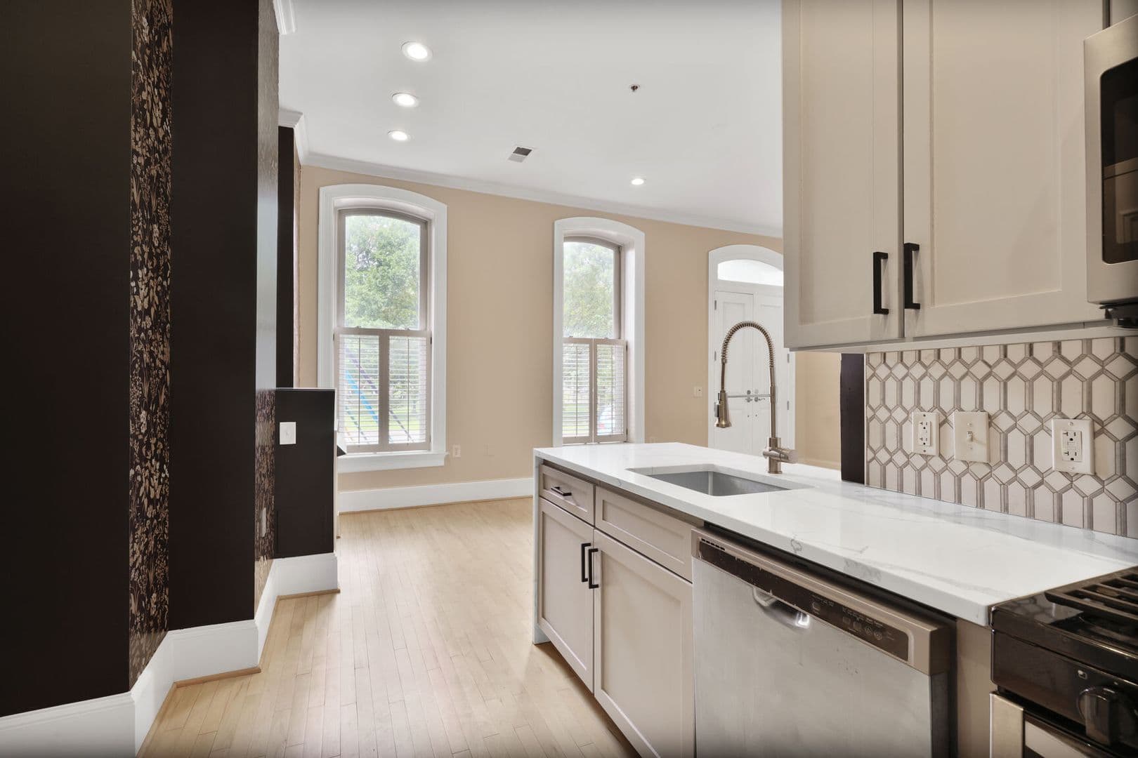 Washington Condo: 20 Logan Cir NW Unit 1-1