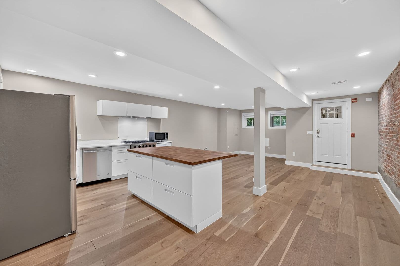 Washington Apartment: 1680 Irving St NW