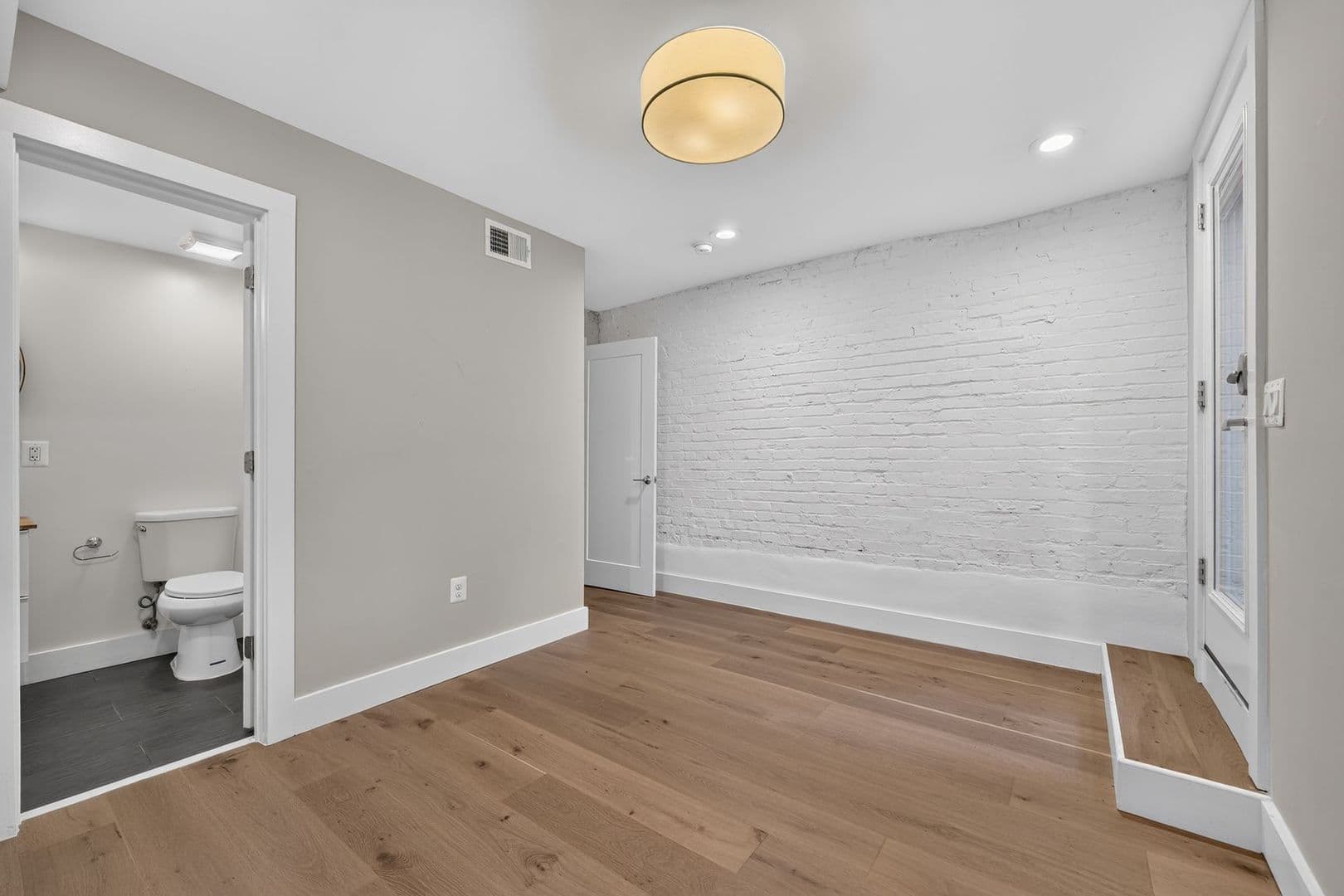 Washington Apartment: 1680 Irving St NW