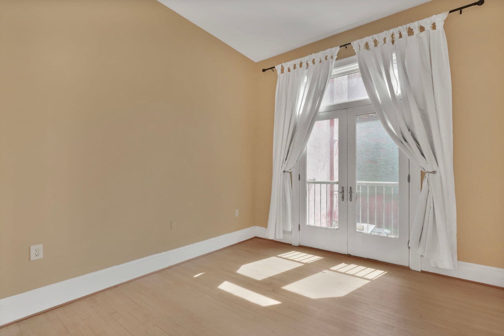 Washington Condo: 20 Logan Cir NW Unit 1-1